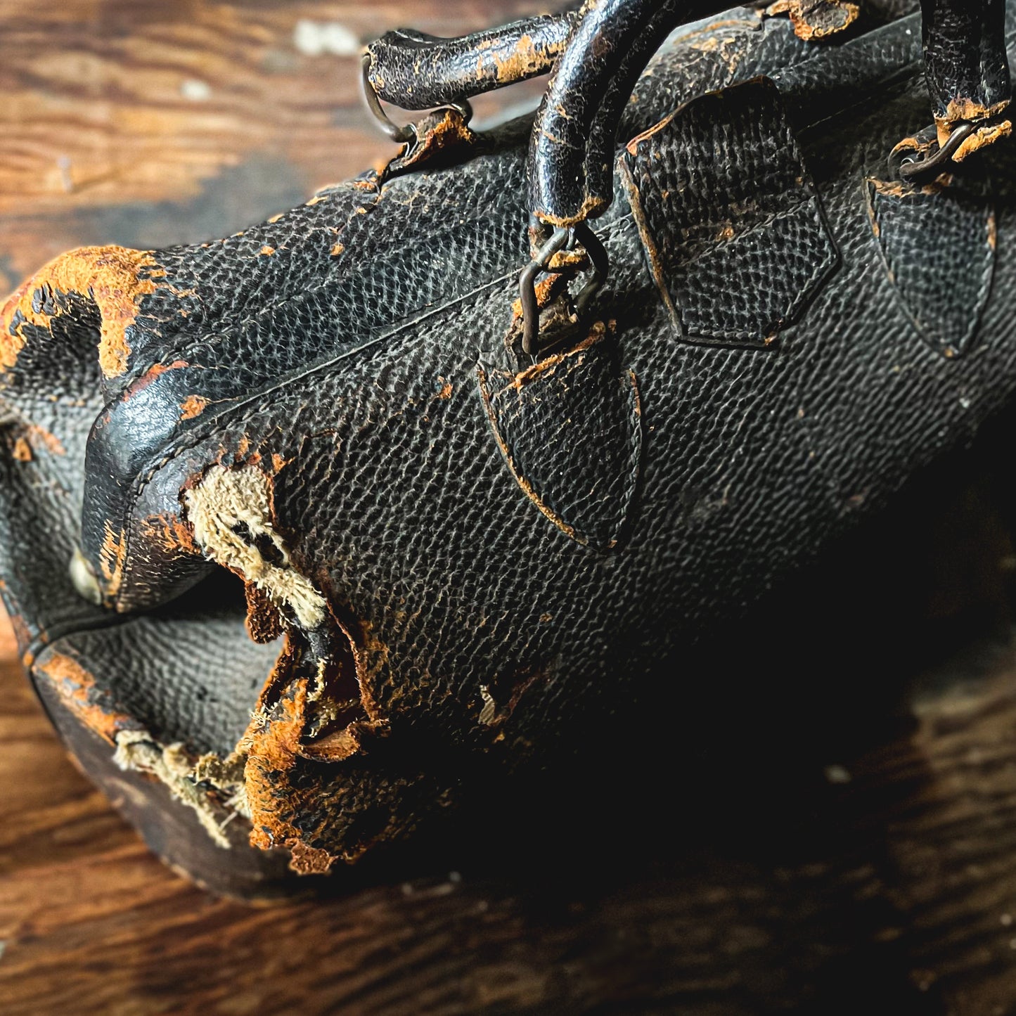 DIRTY LEATHER•SCENT